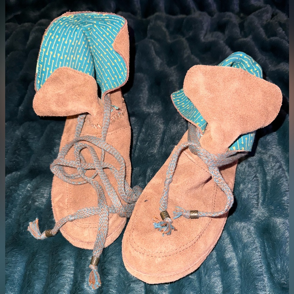 Sanuk women’s leather moccasin boots sz. 6